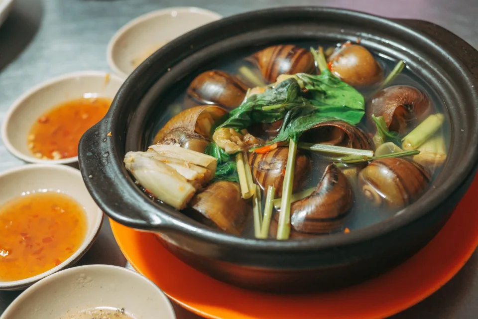 Phin cà phê đang nhỏ giọt